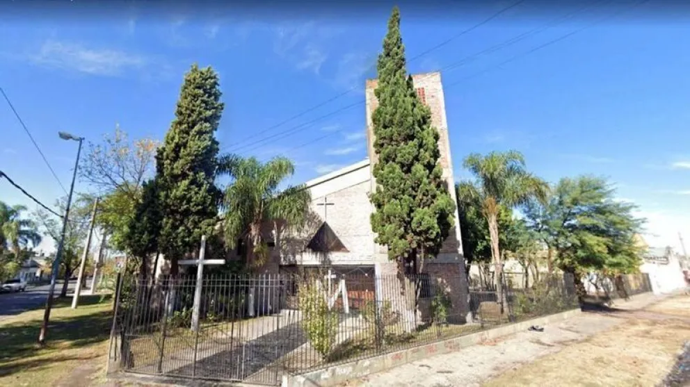 Un hombre intentó apuñalar a su exesposa durante una misa, pero el cura la salvó