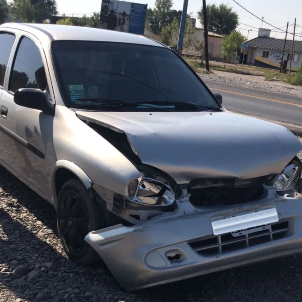 Fuerte choque entre un semirremolque y un vehículo en Ruta 22
