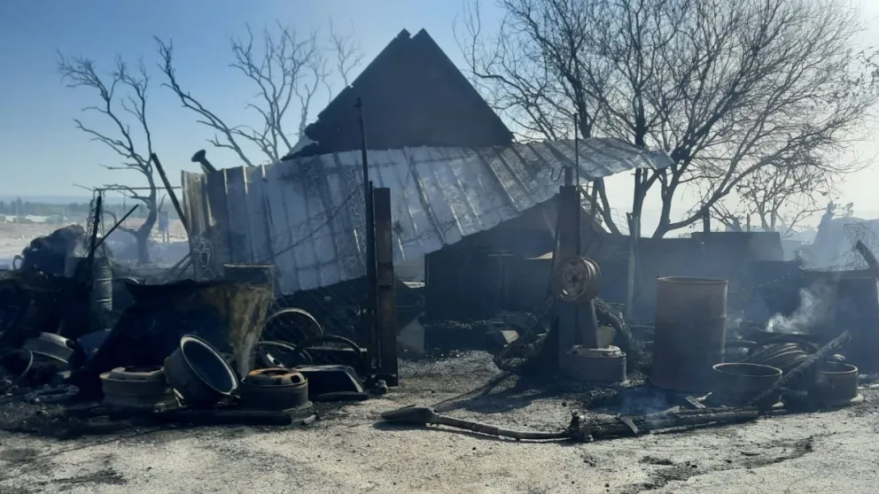 Incendio de grandes magnitudes acabó con una gomería y la vivienda se salvó de milagro