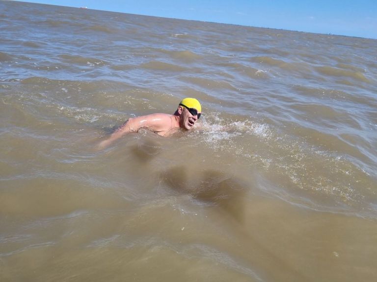 Gran hazaña: un nadador roquense se animó a cruzar el Río de la Plata