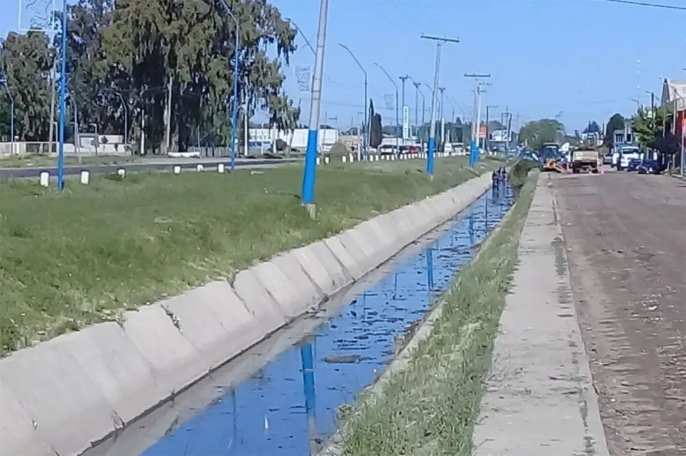 ¡Precaución al circular! Trabajan en la limpieza del desagüe de calle Bolivia