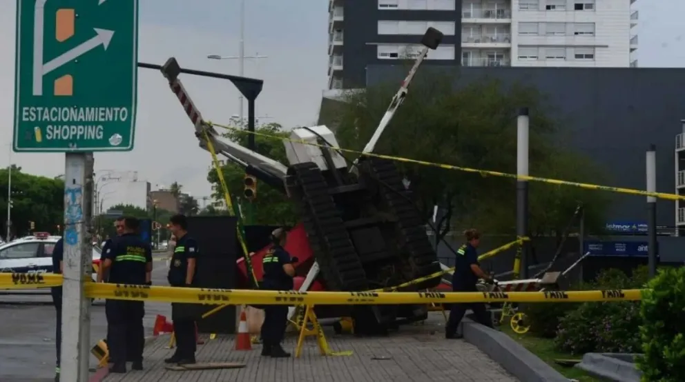 Trágico: una mujer murió aplastada por una grúa que limpiaba la fachada de un shopping