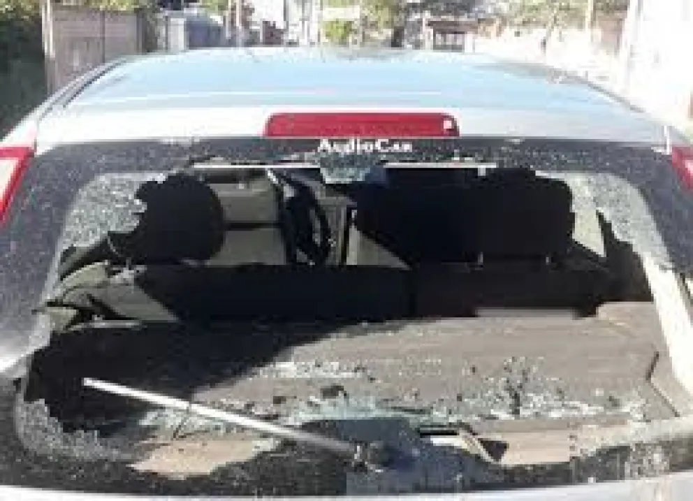 Indignante manera de divertirse: circulaban rompiendo autos por el canalito 