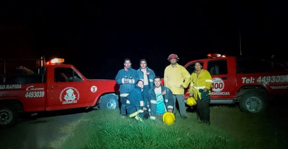 Bomberos de Cervantes y Roca se unieron para combatir un incendio de grandes magnitudes