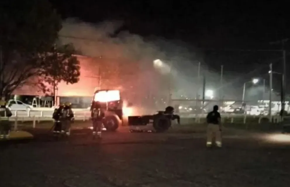 Un camión se incendió sobre la rotonda de Ruta 22 y Ruta 151   