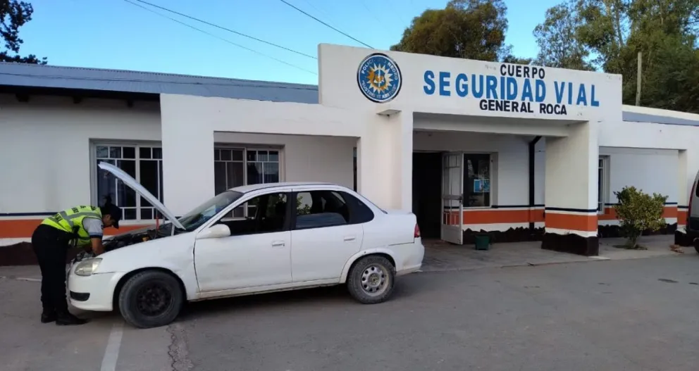 Intentó ocultar el dominio falso de su vehículo y se lo secuestró la Seguridad Vial de Roca