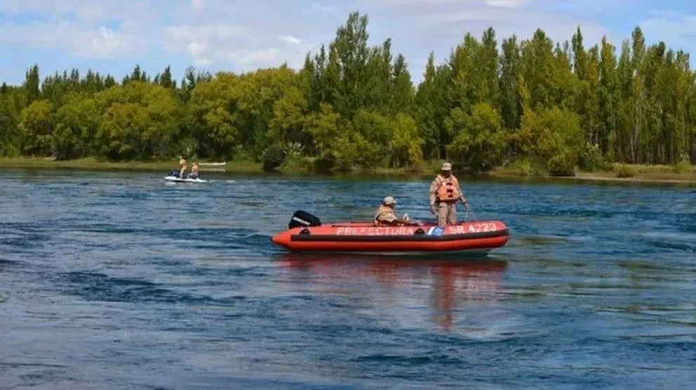 Desesperada búsqueda de un joven que se metió al río y desapareció