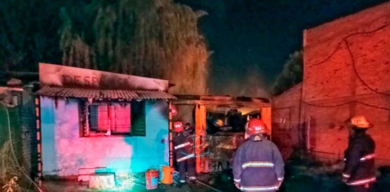 Llamado a la solidaridad: se les incendió la casa en Chacramonte y perdieron todo