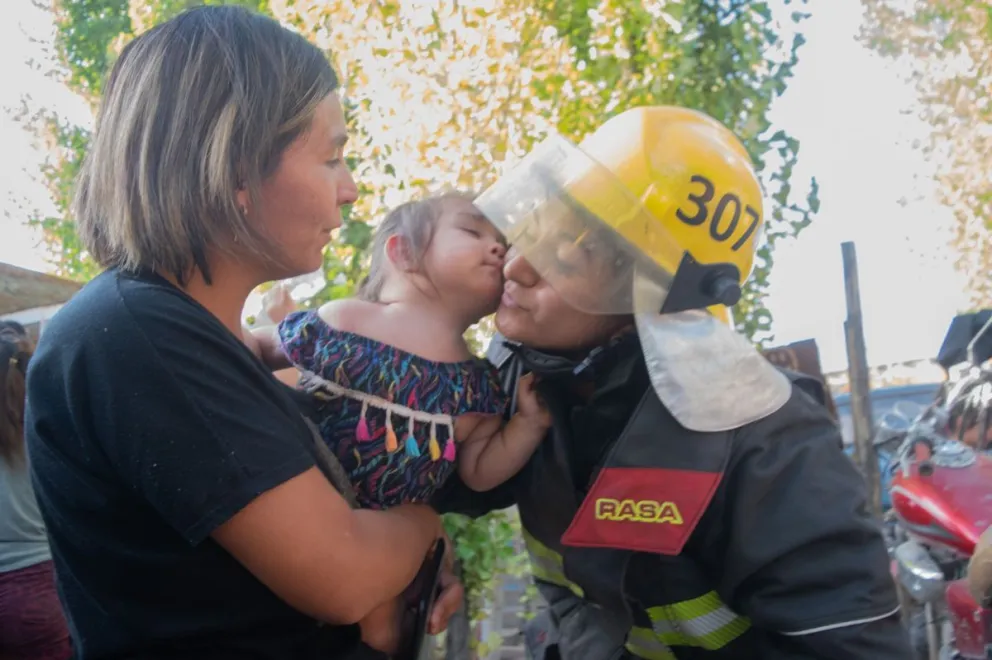 EN IMÁGENES: Bomberos hicieron entrega de útiles donados a niños de un merendero