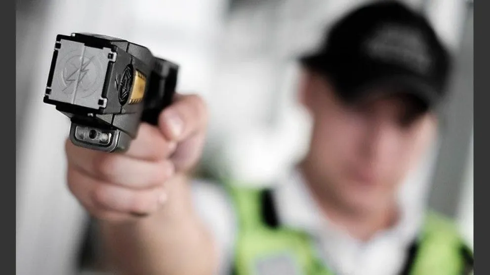 Proponen que la Policía de Río Negro utilice pistolas Taser: qué opinas?