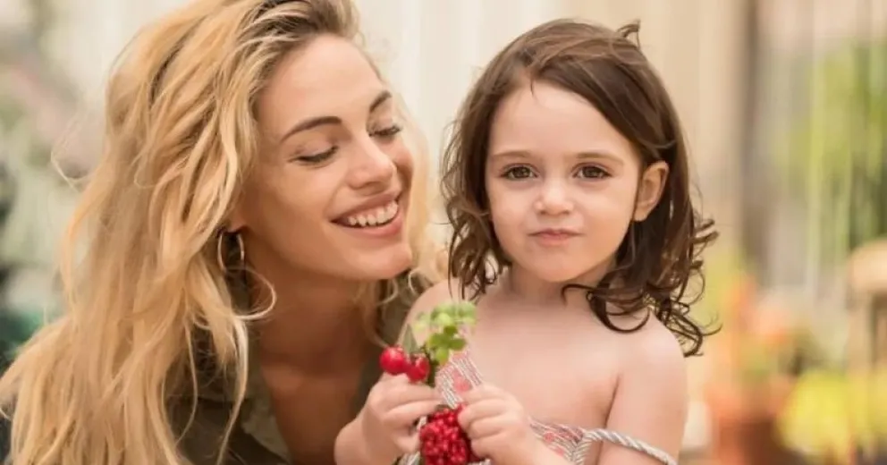 El álbum de fotos de las vacaciones playeras de Gina, la hija de Emilia Attias y el Turco Naim