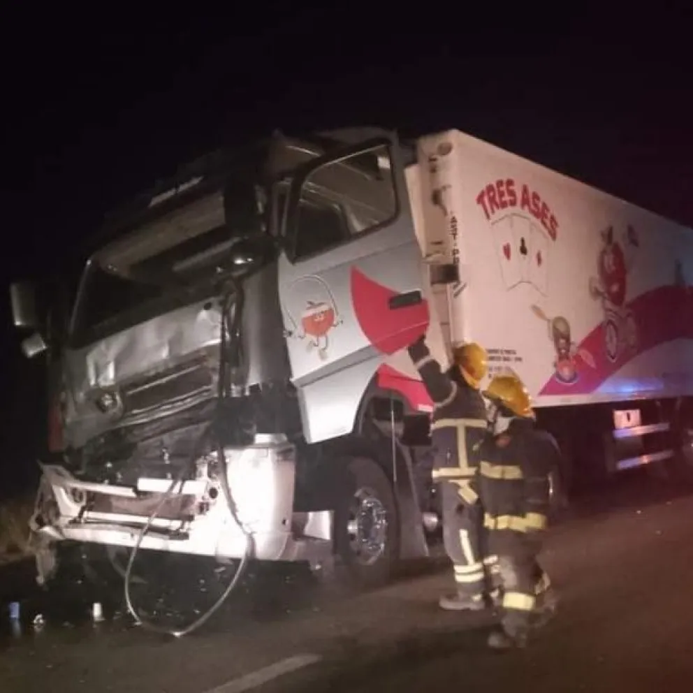 Dos camiones protagonizaron un fuerte choque en Ruta 22: hay dos personas hospitalizadas