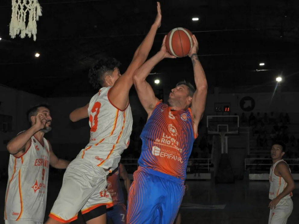 VIDEO: Sobre la chicharra, Roca cayó ante Centro Español en un partidazo y hubo tiempo para un lindo homenaje
