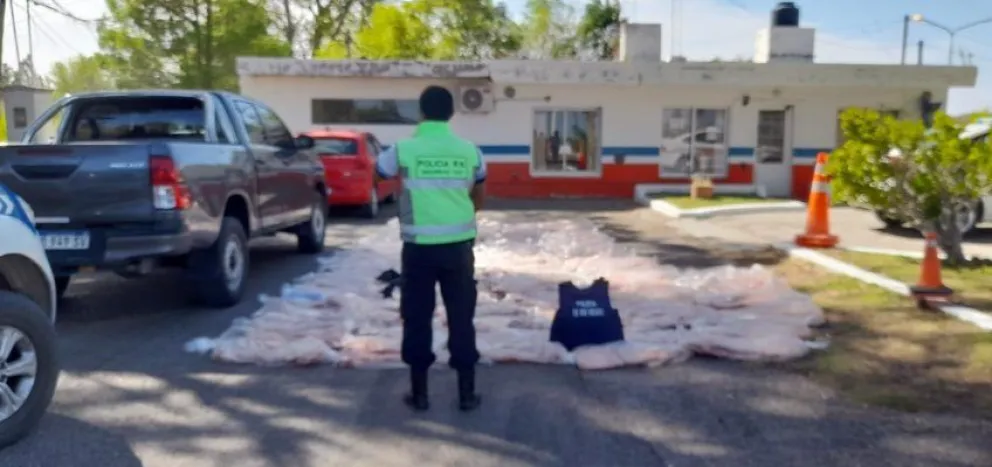 Llevaba 92 costillares escondidos en la camioneta y lo descubrió la policía