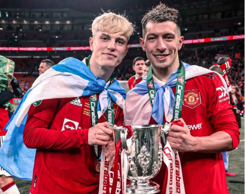 Cantos para Lisandro Martínez y bandera Argentina para Garnacho: los detalles de los festejos del campeón