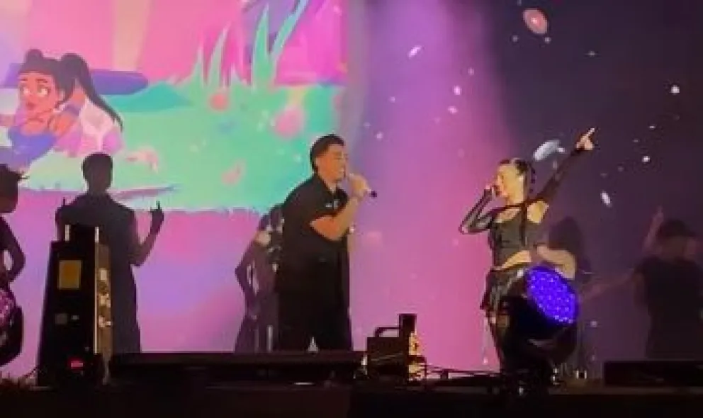 ¿Quién es el roquense que subió a cantar con Emilia Mernes? 