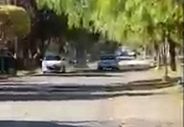VIDEO. Increíble persecución: entraron a robarle, los persiguió y los chocó con su auto para detenerlos