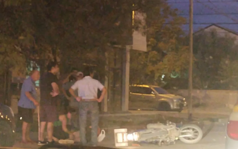 Una motociclista chocó contra un perro y terminó sobre el asfalto