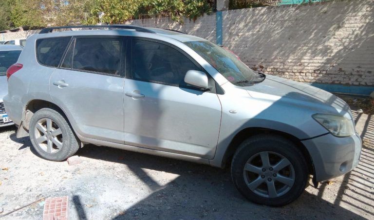 Dos vehículos robados fueron encontraron en el patio de una casa en Roca