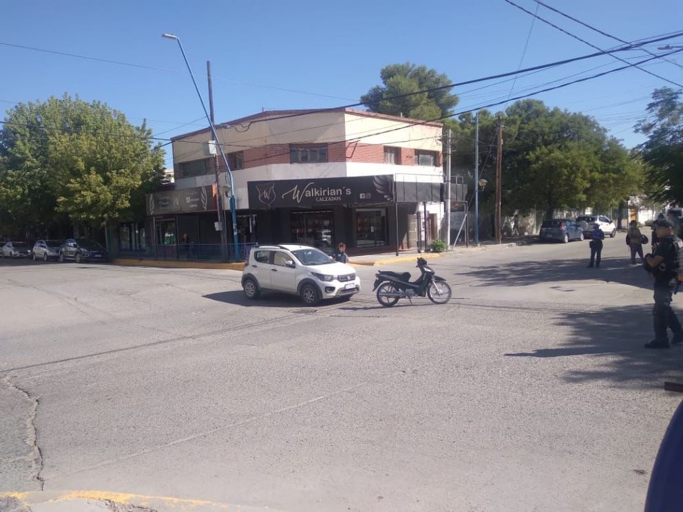 Fuerte choque en zona céntrica: Tránsito demorado 