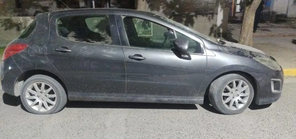 Encontraron un auto tapado con una lona que había sido robado en Neuquén