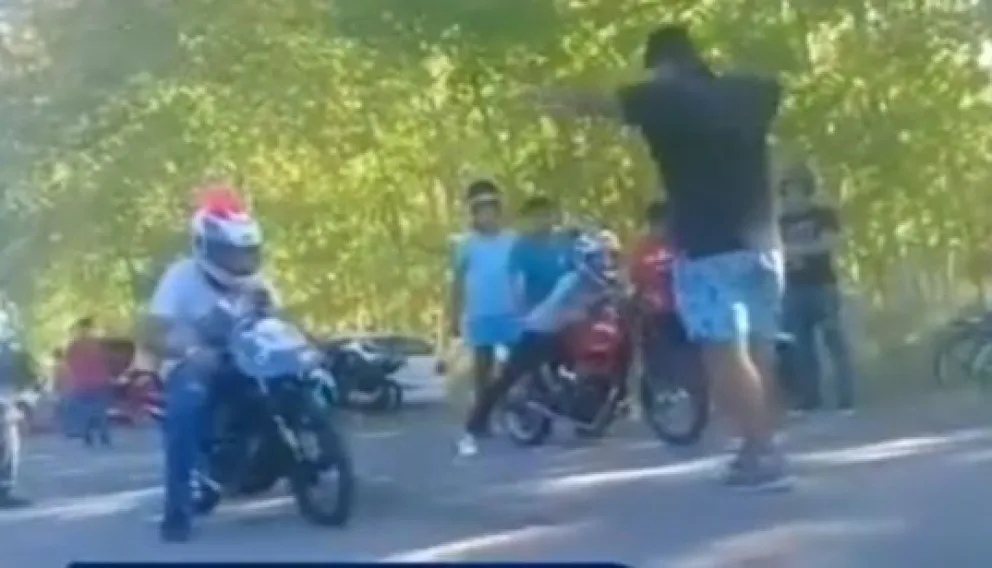 Vecinos denuncian que tras las "picadas", los conductores circulan por las banquinas para evitar los semáforos. (Foto: archivo)