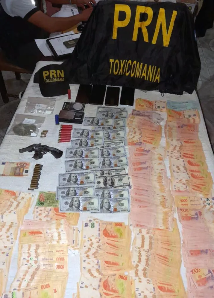 Desactivan dos "kioscos" de drogas: se secuestró más de $500 mil, cocaína, marihuana y un arma 