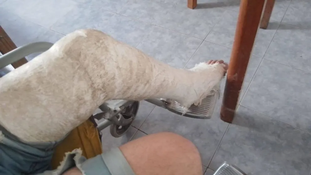 Hace tres meses que lo atropellaron y necesita una operación urgente para volver a caminar