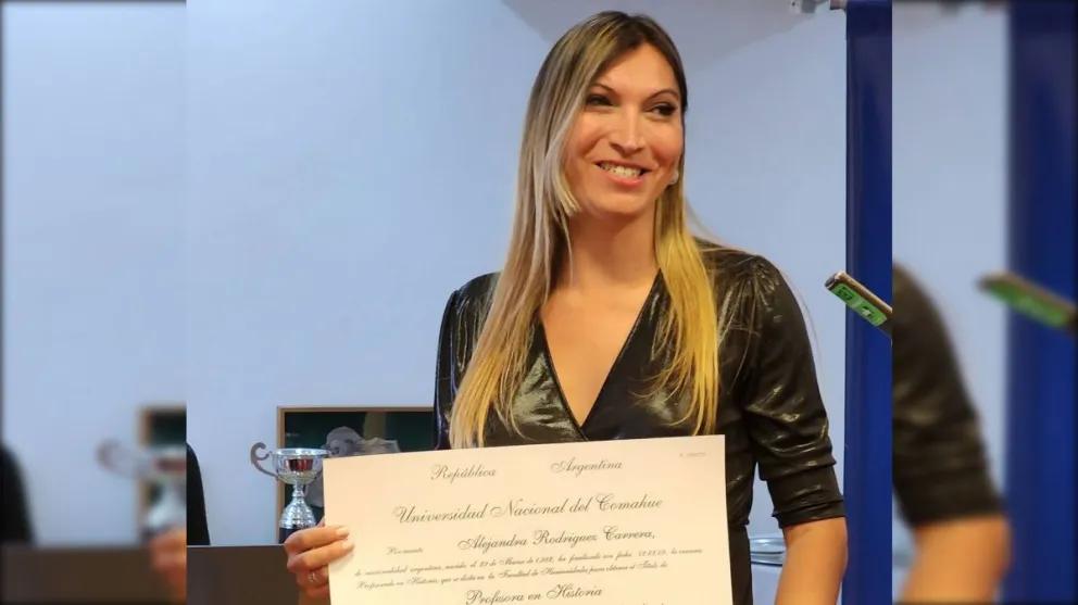 8M: La UNCo rectificó el diploma a una profesora de Historia trans