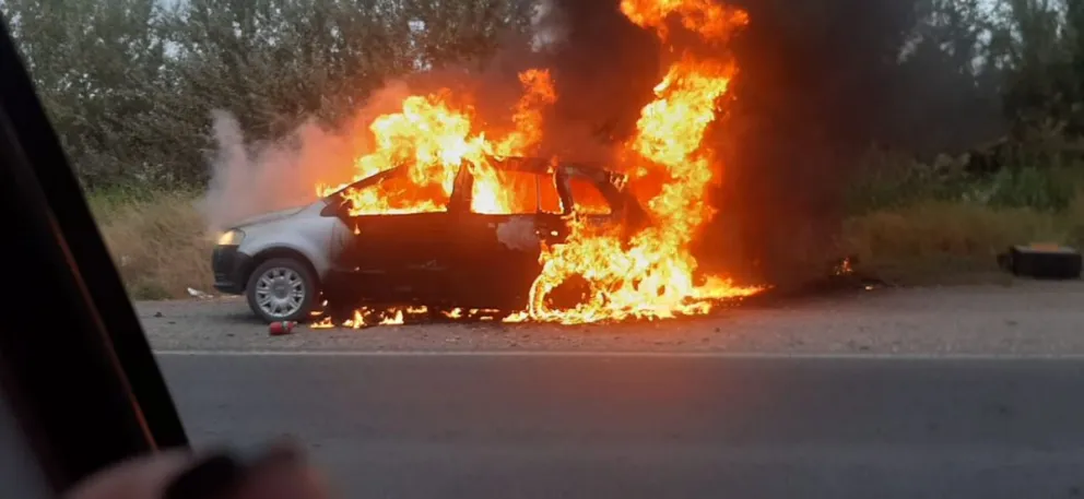 Dramático: se incendió un auto en la ruta 22 a la altura de Puente Cero