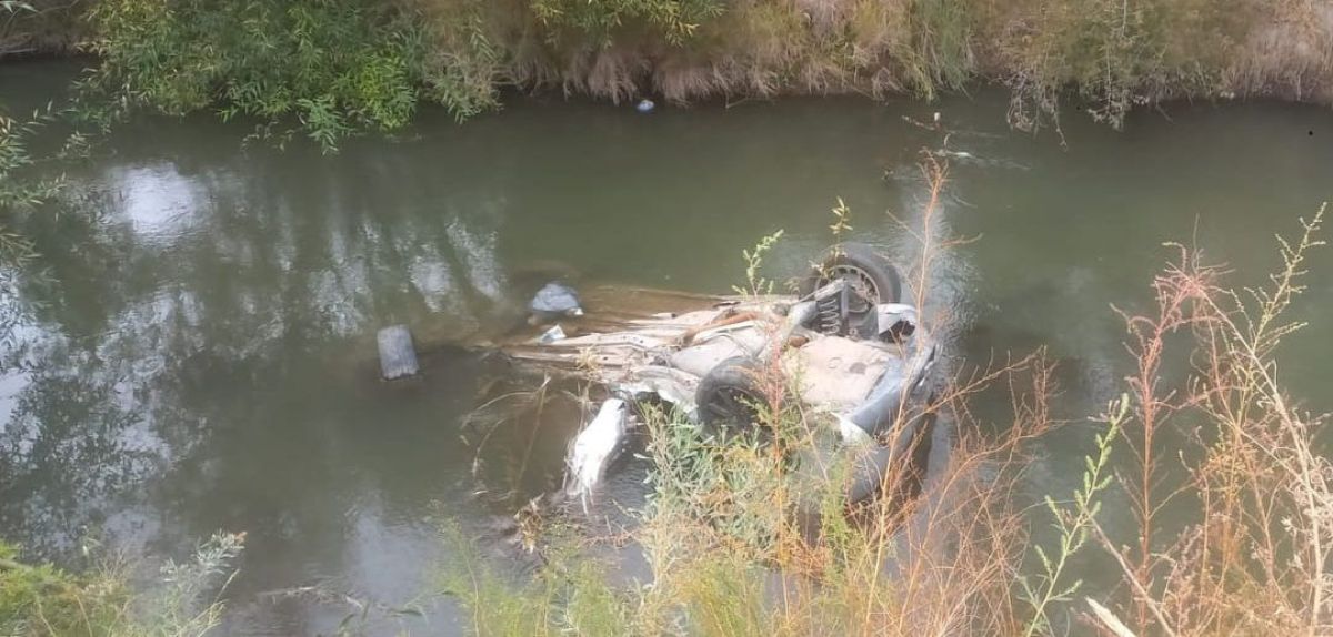 Encontraron el cuerpo de una persona cuando fueron a sacar un auto ca&iacute;do en un desag&uuml;e