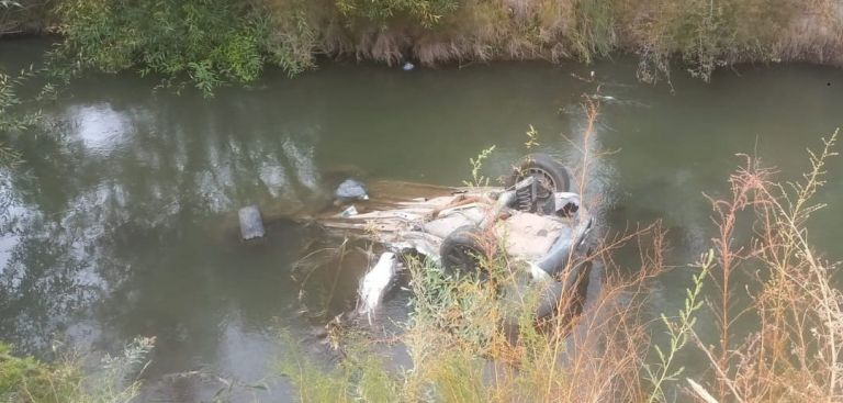 Encontraron el cuerpo de una persona cuando fueron a sacar un auto caído en un desagüe