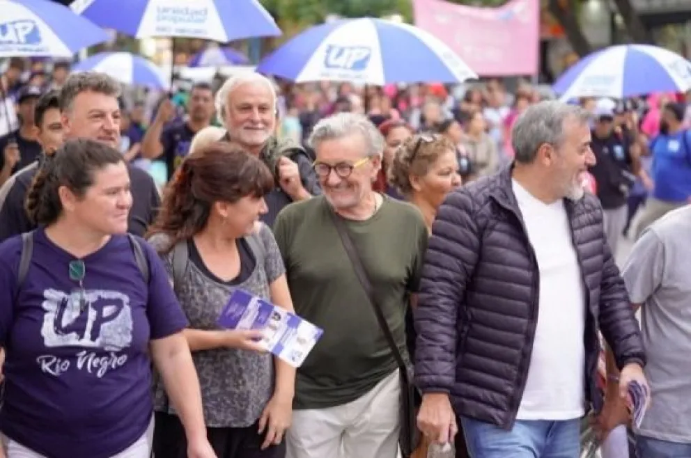 Mario Álvarez cerró la campaña con una caminata por las calles de Roca 