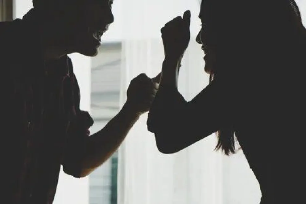 Pelea de pareja en pleno centro: se quiso separar, la mujer lo golpeó y luego convulsionó