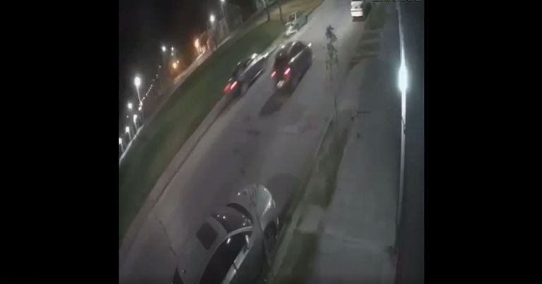 VIDEO: Chocó contra un auto estacionado e impactó a otro que circulaba por la zona