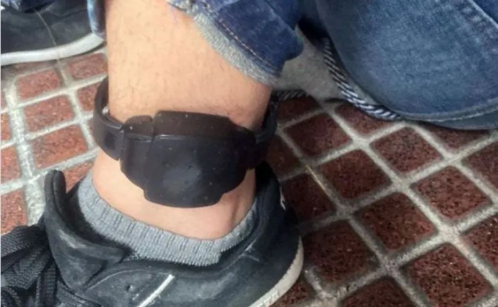 Rompió la tobillera y ahora es prófugo de la justicia 