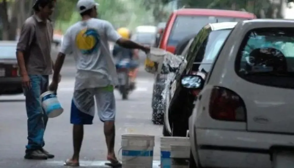 Bavastri afirmó que el proyecto hará “que dejen de ser ‘el trapito’ y tengan nombre”, y sostuvo conversaciones con lavacoches de la ciudad que apoyaron el proyecto. (Foto: Archivo)