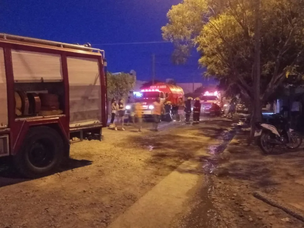 Incendio consumió el 80% de una vivienda en el oeste de Roca