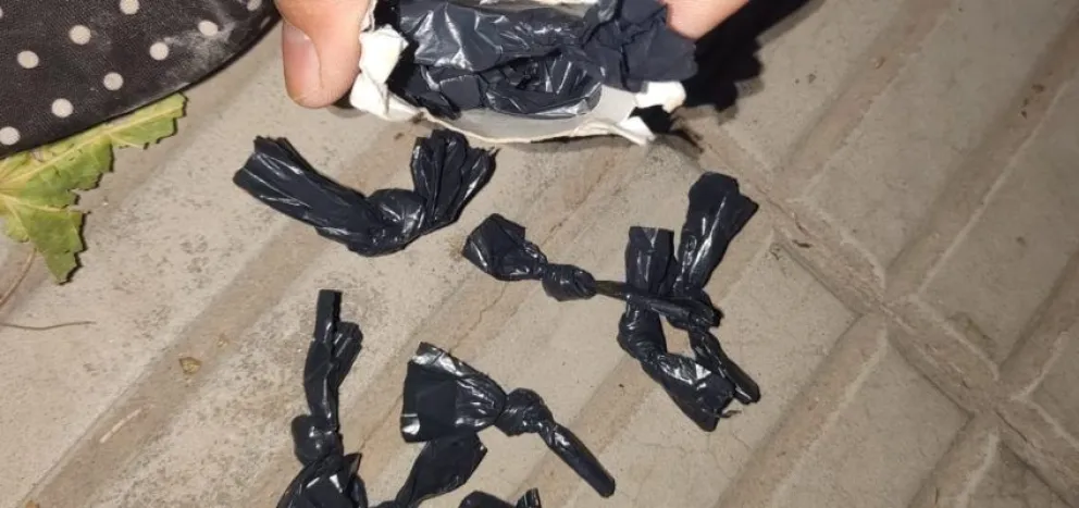 Caminaba por el centro de Roca con 30 envoltorios de cocaína y fue detenido por la Policía