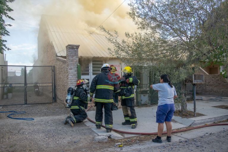 Dramático incendio en una vivienda de las 210 Viviendas y un gesto para destacar