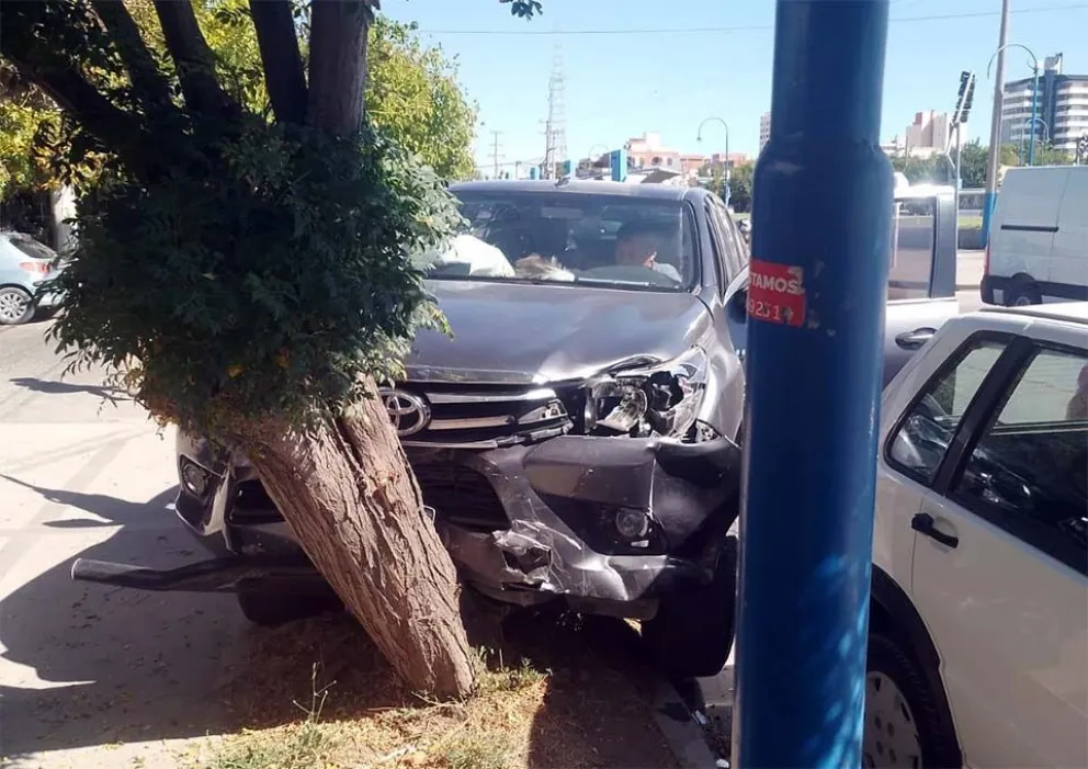 Fuerte choque en zona céntrica de Roca sobre Belgrano y 25 de Mayo 