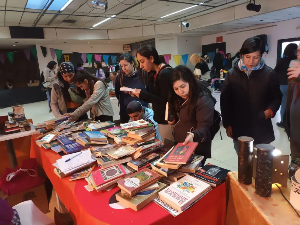 ¿Queres ayudar a un callejerito?: ¡acercate este sábado a la feria y comprá un libro!