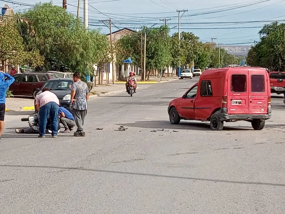 Un motociclista fue atropellado por una camioneta en zona norte 
