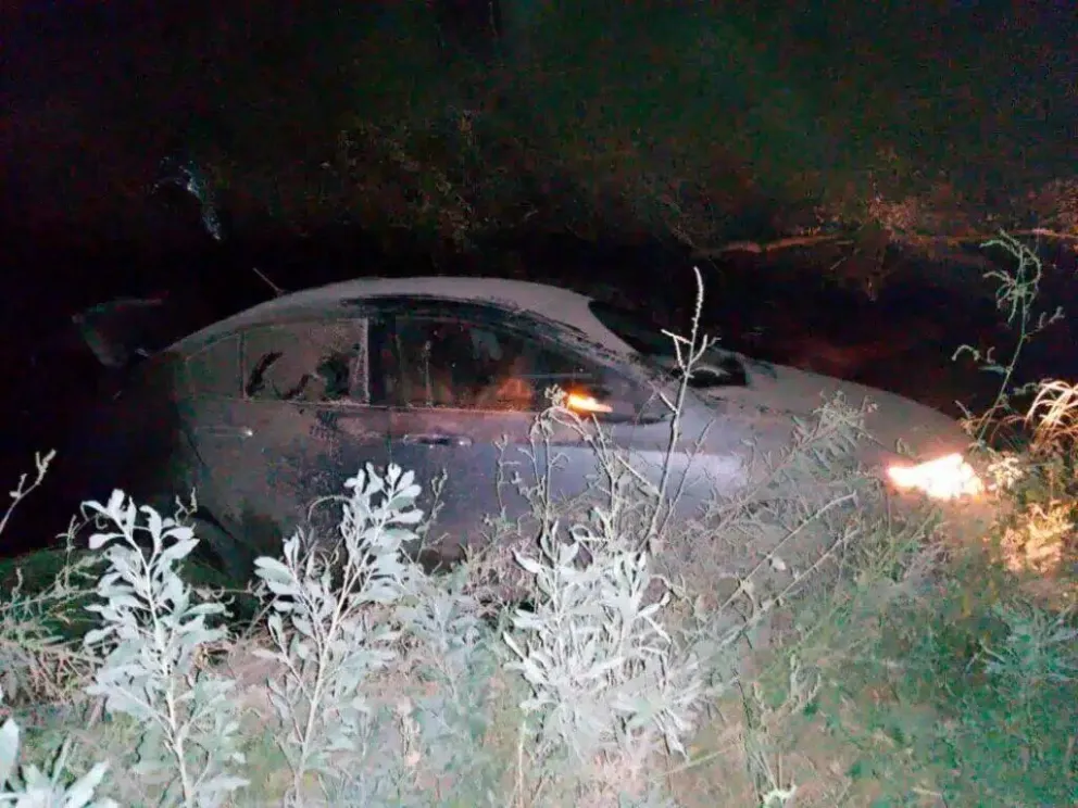 Un auto terminó dentro de un desagüe tras un fuerte choque sobre Ruta 22 