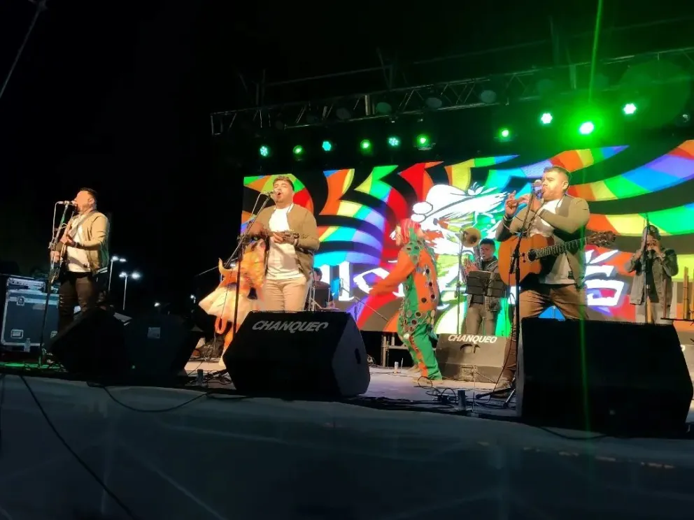 Centenario de General Enrique Godoy y un cierre a puro cuarteto