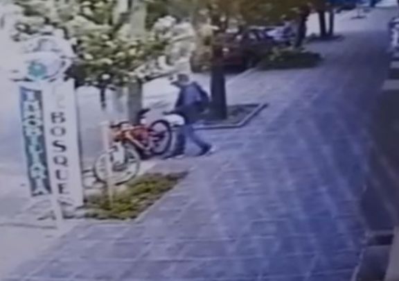Las cámaras captan todo: Tardó 20 segundos en robar una bicicleta