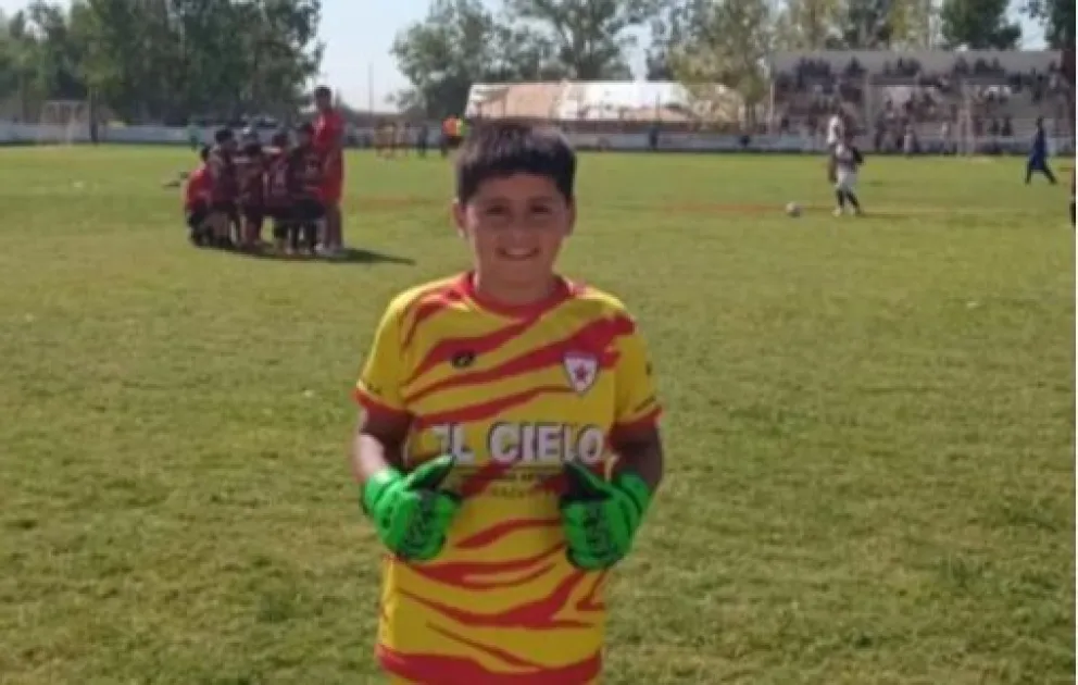 Un mini Dibu Martínez de Roca fue convocado para probarse en Vélez y necesita la ayuda de los roquenses 