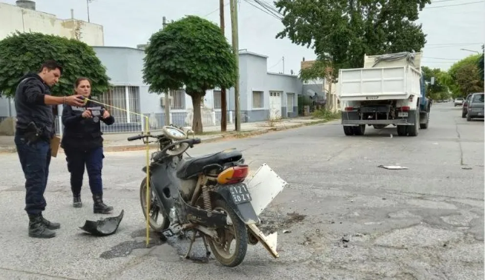 Delivery chocó contra un camión y se salvó de milagro 