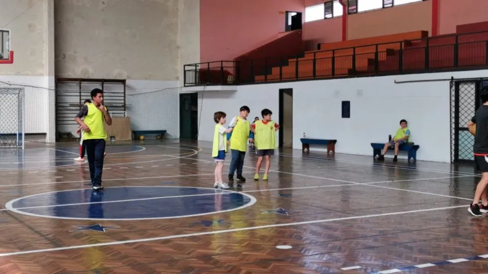 Un adolescente se fracturó en la clase de educación física y deberán indemnizarlo por "daño moral"