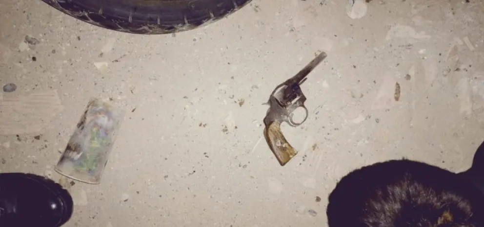 Un detenido y un menor demorado cuando caminaban con armas de fuego por la calle